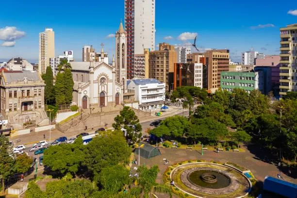 paróquia santa teresa d'ávila - catedral é um templo da igreja católica localizado na praça dante alighieri, no centro de caxias do sul, no brasil. - caxias do sul - fotografias e filmes do acervo