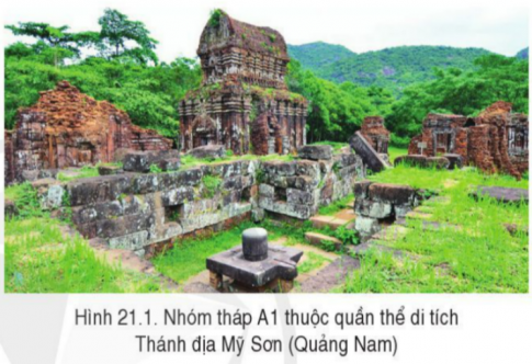 BÀI 21. VÙNG ĐẤT PHÍA NAM TỪ ĐẦU THẾ KỈ X ĐẾN ĐẦU THẾ KỈ XVI1. Chăm-pa từ đầu thế kỉ X đến đầu thế kỉ XVICâu 1: Đọc thông tin, hãy nêu diễn biến cơ bản về chính trị của Chăm-pa từ đầu thế kỉ X đến đầu thế kỉ XVI.Đáp án chuẩn:- Cuối thế kỉ X, Vương triều In-đờ-ra-pu-ra dần thay thế bởi vương triều Vi-giay-a.- Khoảng năm 1000, vua Vi-giay-a Sơ-ri xây dựng kinh đô tại Vi-giay-a - Năm 1220, cuộc chiến tranh giữa Chân Lạp và Chăm-pa kết thúc.- Từ nửa sau thế kỉ XIII, Chăm-pa bước vào giai đoạn ổn định về chính trị- Từ khoảng giữa thế kỉ XIV, Chăm-pa rơi vào khủng hoảng.Câu 2: Đọc thông tin và tư liệu, hãy nêu tình hình kinh tế Chăm-pa từ đầu thế kỉ X đến đầu thế kỉ XVI.Đáp án chuẩn:- Nông nghiệp là ngành kinh tế chủ yếu ở Chăm-pa. - Các nghề thủ công truyền thống: làm đồ gốm ; chế tác đồ trang sức bằng vàng, bạc.- Thương mại: Nội thương gắn liền với mạng lưới trao đổi ở ven sông. Ngoại thương phát triển với hoạt động buôn bán của nhiều tàu thuyền nước ngoài. Câu 3: Đọc thông tin và quan sát các hình 21.1,21.2, hãy nêu những thành tựu chính về văn hoá của Chăm-pa từ đầu thế kỉ X đến đầu thế kỉ XVI.Đáp án chuẩn:- Người Chăm-pa tiếp tục sử dụng chữ Phạn và chữ Chăm. - Hin-du giáo có vị trí chủ đạo, Phật giáo dần phai nhạt. Từ khoảng thế kỉ XIII, Hồi giáo được du nhập vào Chăm-pa.- Kiến trúc: đền tháp, phủ điêu có hoạ tiết sinh động- Nghệ thuật ca múa đa dạng với các hình thức múa quạt, múa lụa,... 2. Vùng đất Nam Bộ từ thế kỉ X đến đầu thế kỉ XVICâu 1: Đọc thông tin và tư liệu, hãy nêu những nét chính về vùng đất Nam Bộ từ đầu thế kỉ X đến đầu thế kỉ XVI.Đáp án chuẩn:Vào thế kỉ VIII, Lục Chân Lạp và Thuỷ Chân Lạp đã phân chia lãnh thổ. Từ thế kỉ XVI, người Việt bắt đầu khai phá vùng này. Cư dân Nam Bộ thời kỳ này chủ yếu làm nghề đánh bắt thuỷ sản và khai thác lâm sản, kết hợp với nông nghiệp lúa, thủ công và buôn bán nhỏ.LUYỆN TẬP- VẬN DỤNG