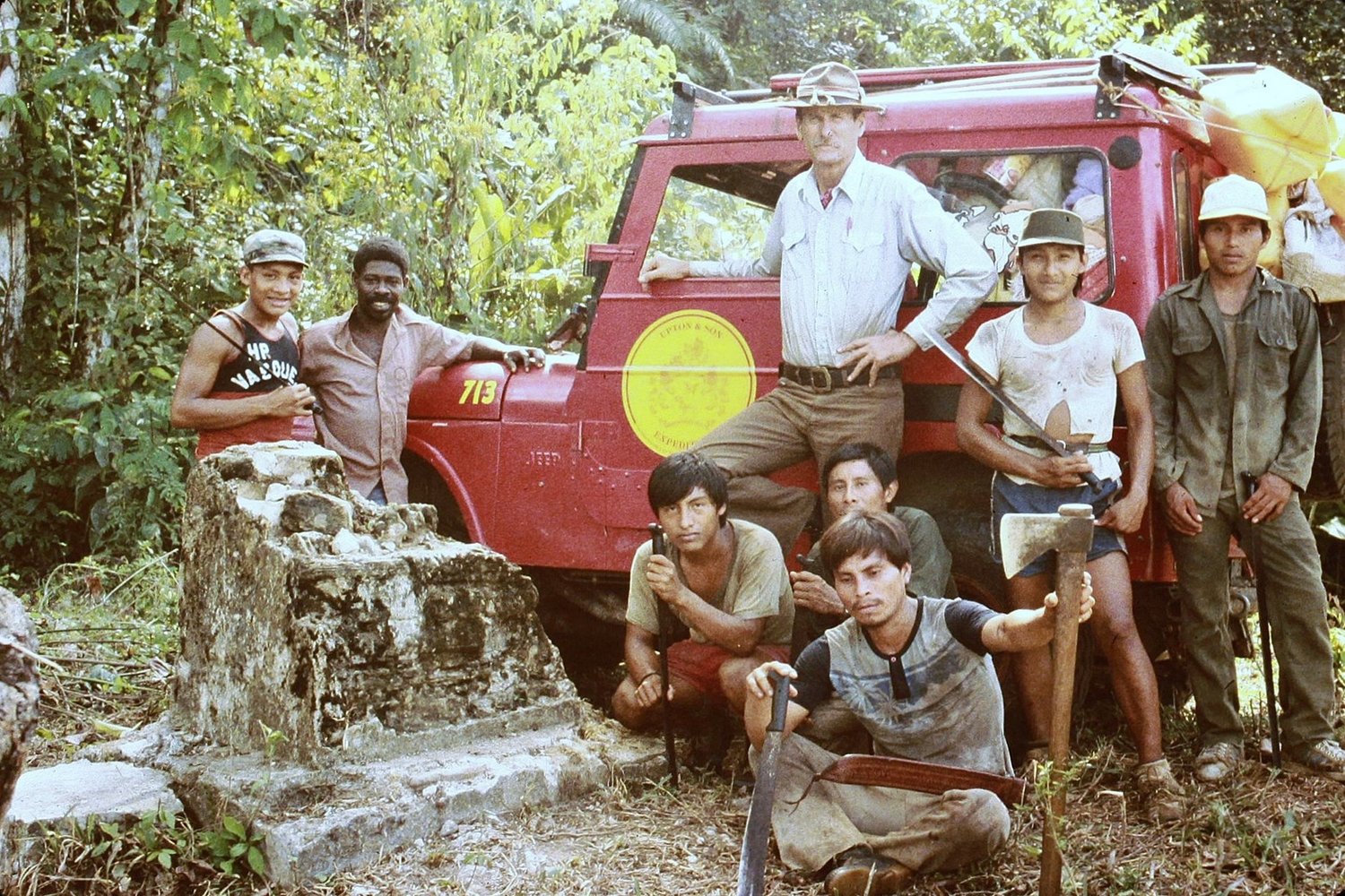 Loren et Patty Upton (en blanc) avec leur Jeep CJ-5 lors de la traversée du Darién Gap.