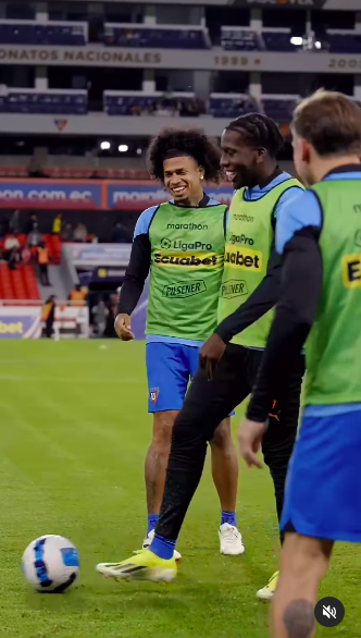 Marco Angulo laughing with fellow teammates. | Source: Instagram/ldu_oficial