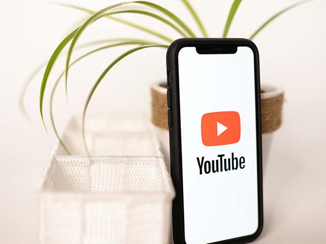 YouTube動画をスマホで表示しているイメージ画像