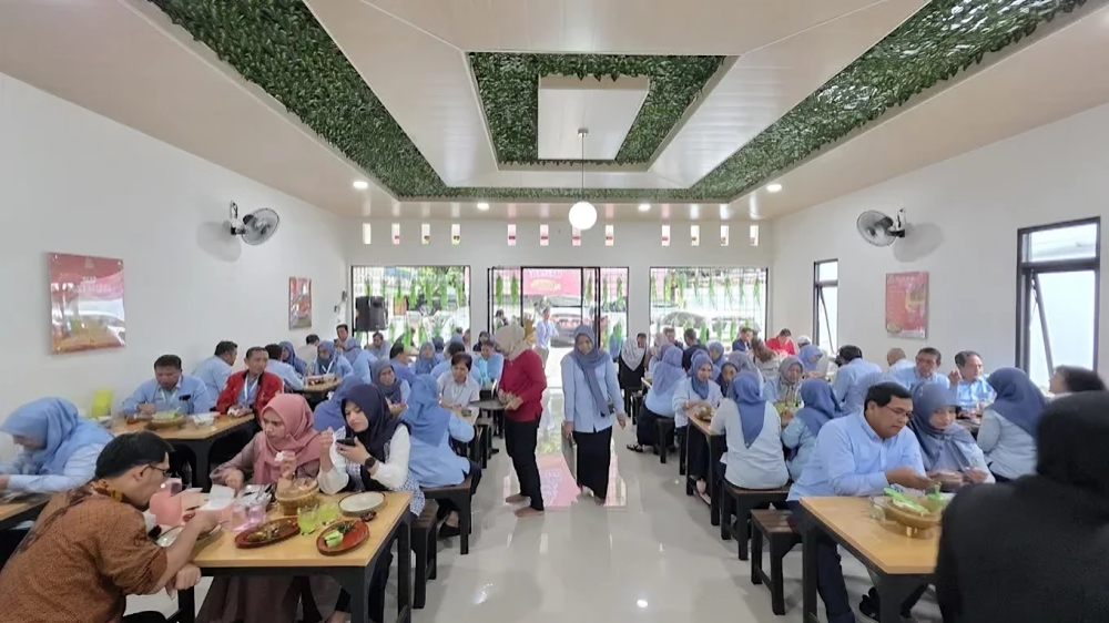 ramainya pengunjung ayam goreng laos mazprie