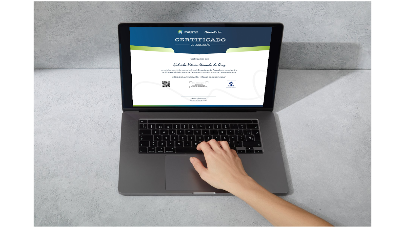 computador com um certificado de curso da Realizzare e Quero Bolsa na tela