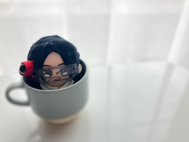 マグカップにぬいぐるみを入れている様子