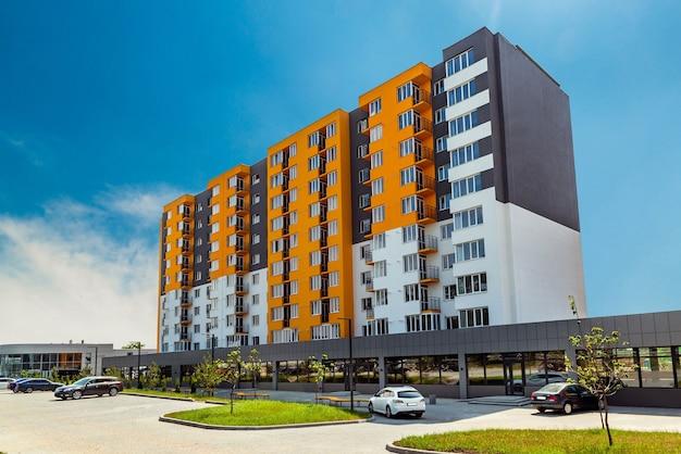 Photo new block of modern apartments with balconies and blue sky in the background