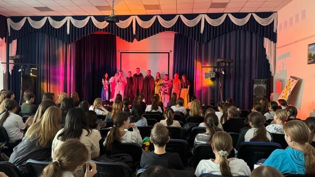 Изображение выглядит как одежда, человек, женщина, в помещении

Автоматически созданное описание