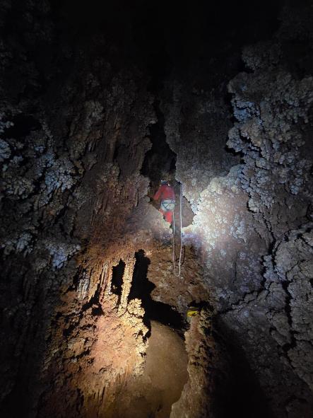 Imagen que contiene oscuro, piedra, viejo, ladrillo

El contenido generado por IA puede ser incorrecto.