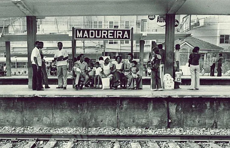 Pode ser uma imagem em preto e branco de 9 pessoas, trem e texto que diz "MADUREIRA"