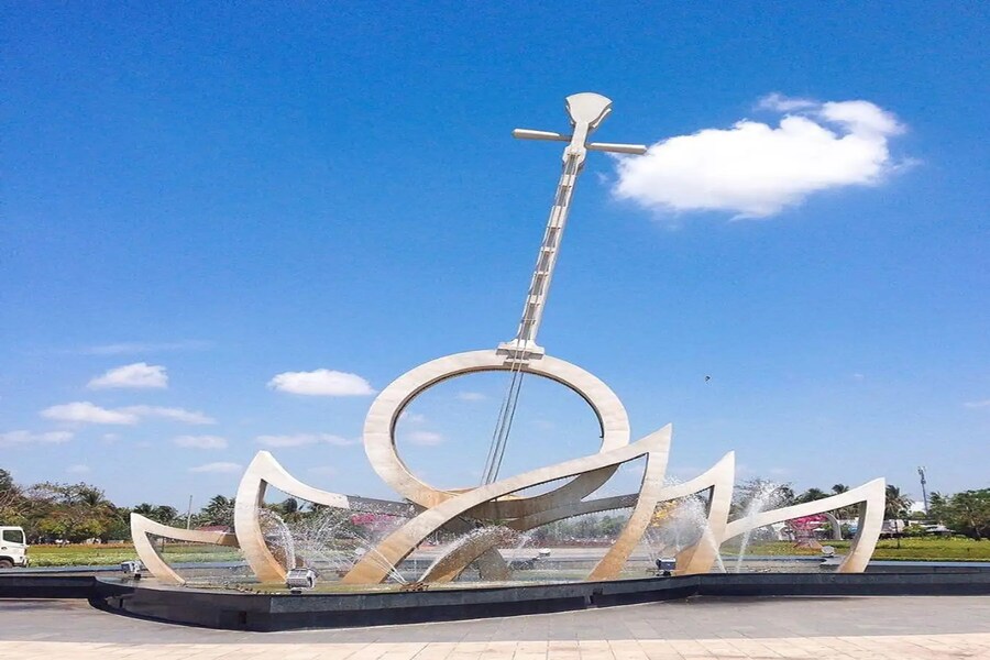 Statues simulating musical instruments of Don ca tai tu in Cao Van Lau Memorial area. Source: Traveloka