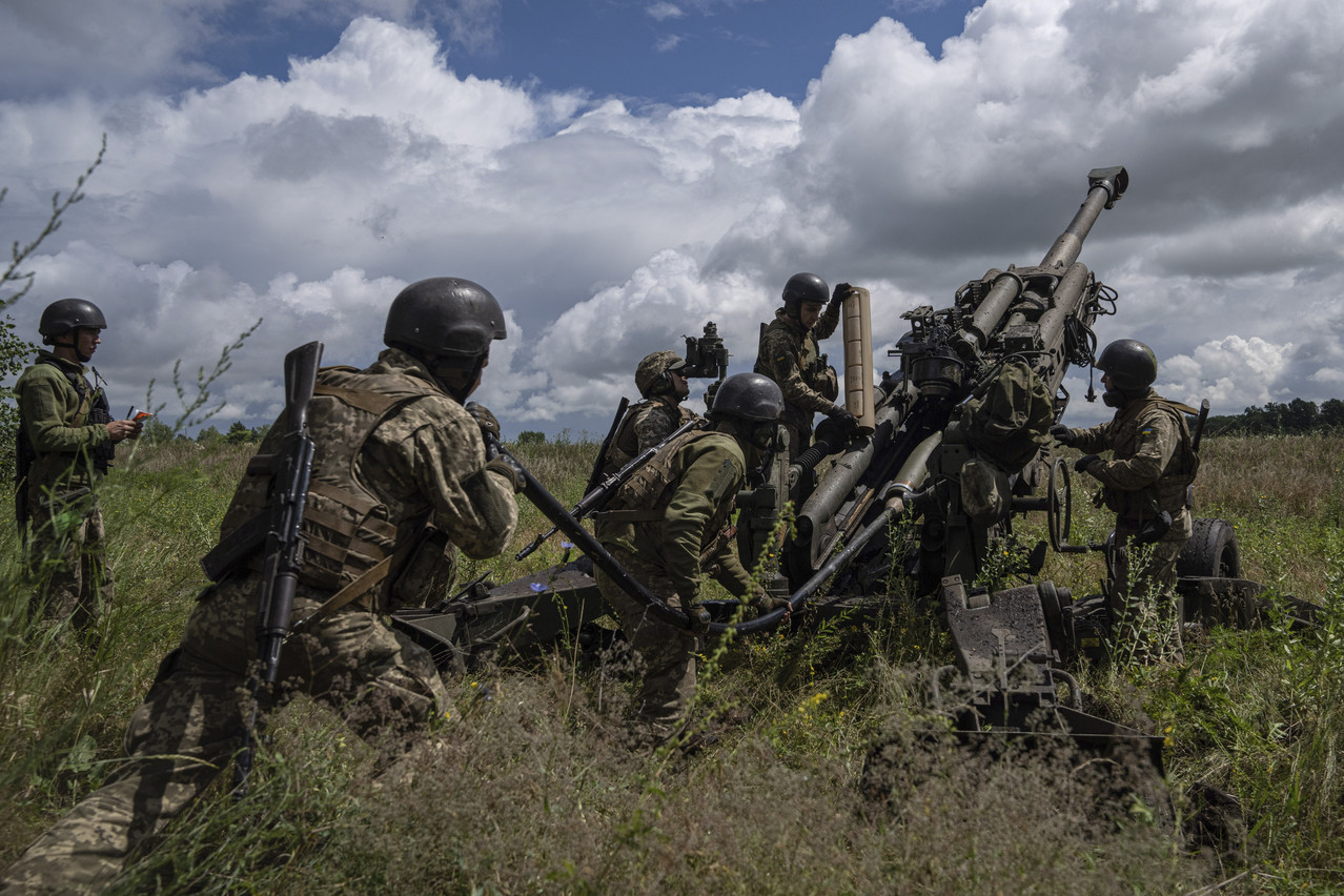 Ukrainian servicemen prepare to fire a U.S.-supplied M777 howitzer.