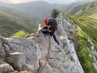 岩山を登っている人

自動的に生成された説明