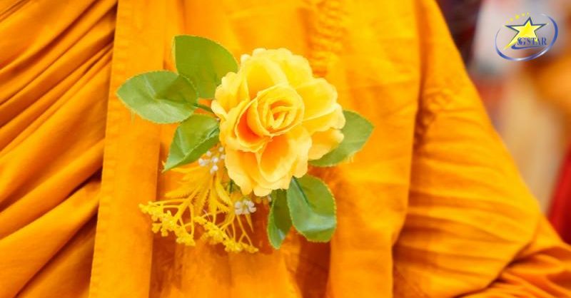 Hoa hồng vàng đại diện cho sự phổ độ chúng sinh, mượn thân tứ đại do cha mẹ sinh ra để giải thoát