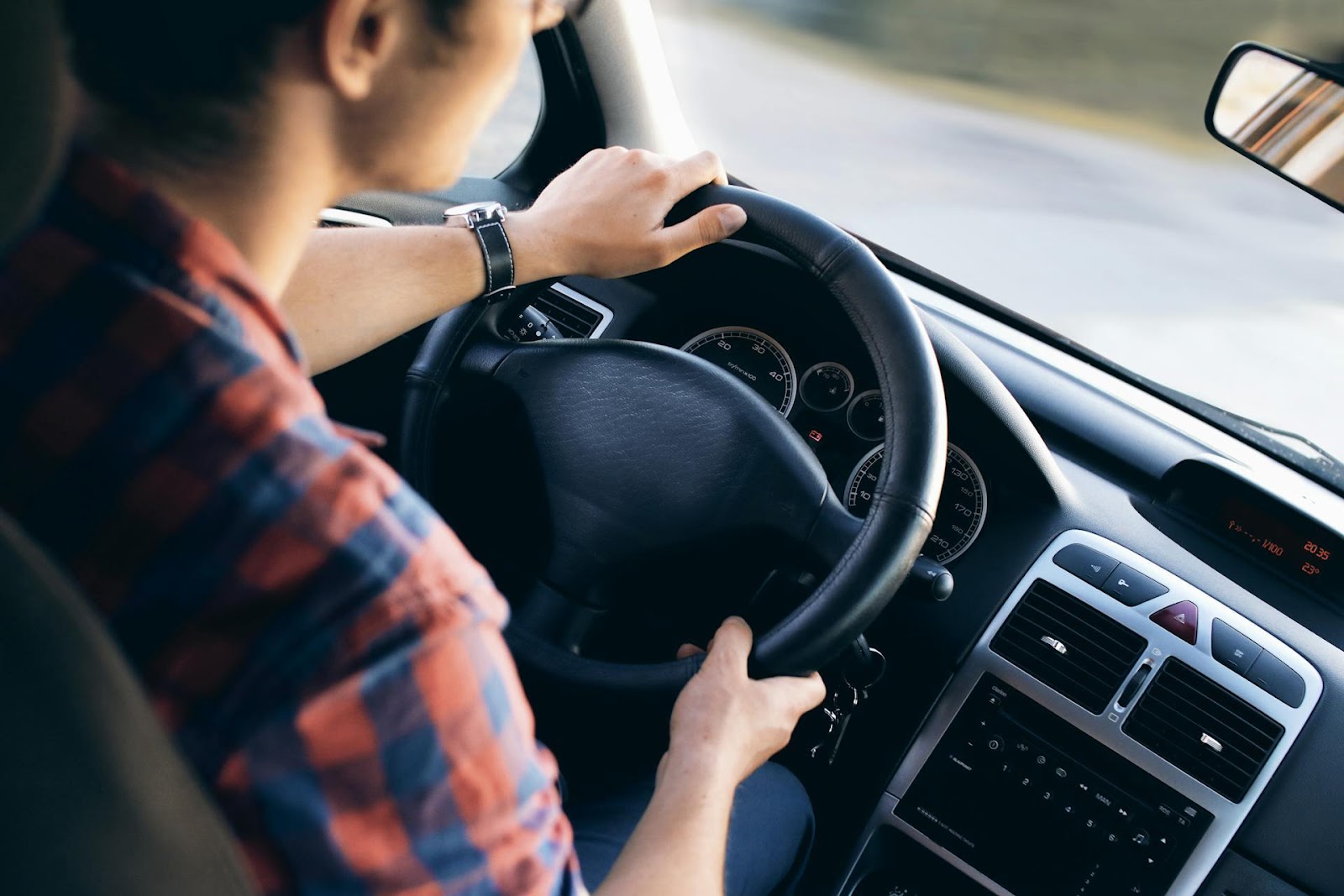 Afbeelding met persoon, voertuig, auto, Landvoertuig

Automatisch gegenereerde beschrijving