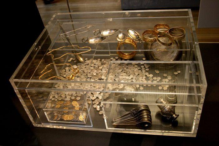 Hoxne treasure hoard in a glass case at British Museum