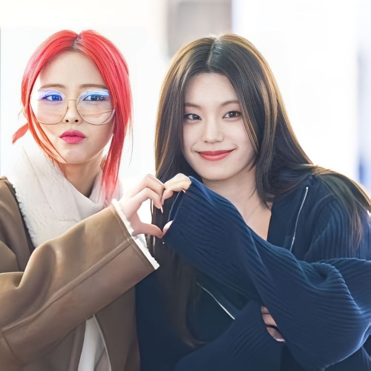 This contains an image of ITZY Yuna and Yeji