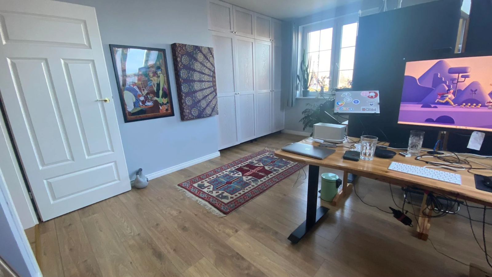 spacious room with office by the right hand