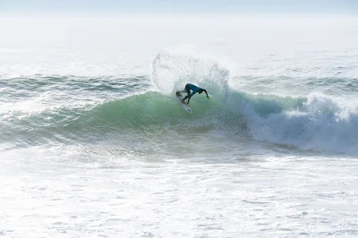 Deivid Silva alcança a maior nota do campeonato (Foto: Manel Geada/World Surf League)