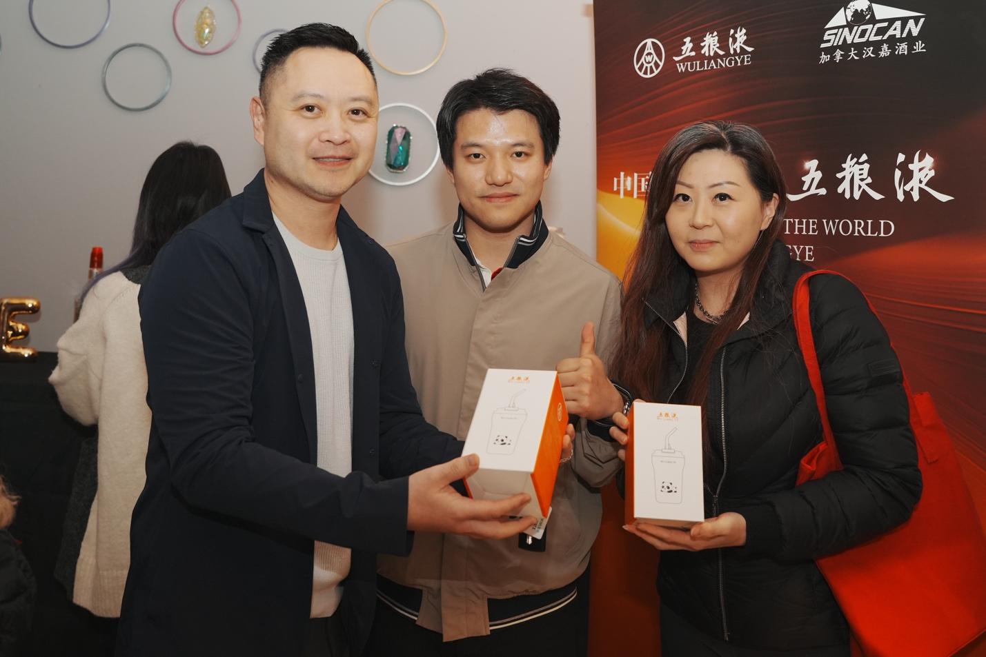 A group of people holding boxes

AI-generated content may be incorrect.