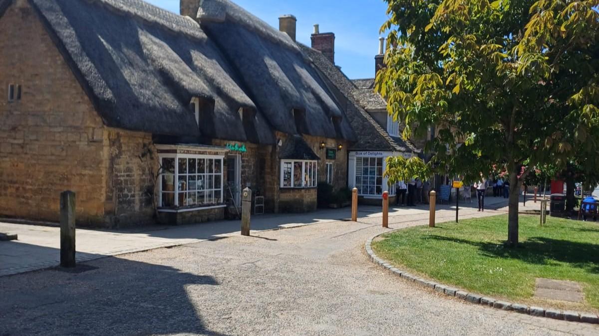 A building with a thatched roof

AI-generated content may be incorrect.