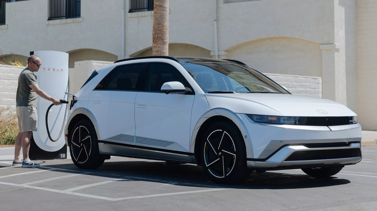 هيونداي تحذر مالكي Ioniq 5 موديل 2025 من خطر حرائق محتملة وحددّت قواعد هامة لركن السيارات بأمان. 