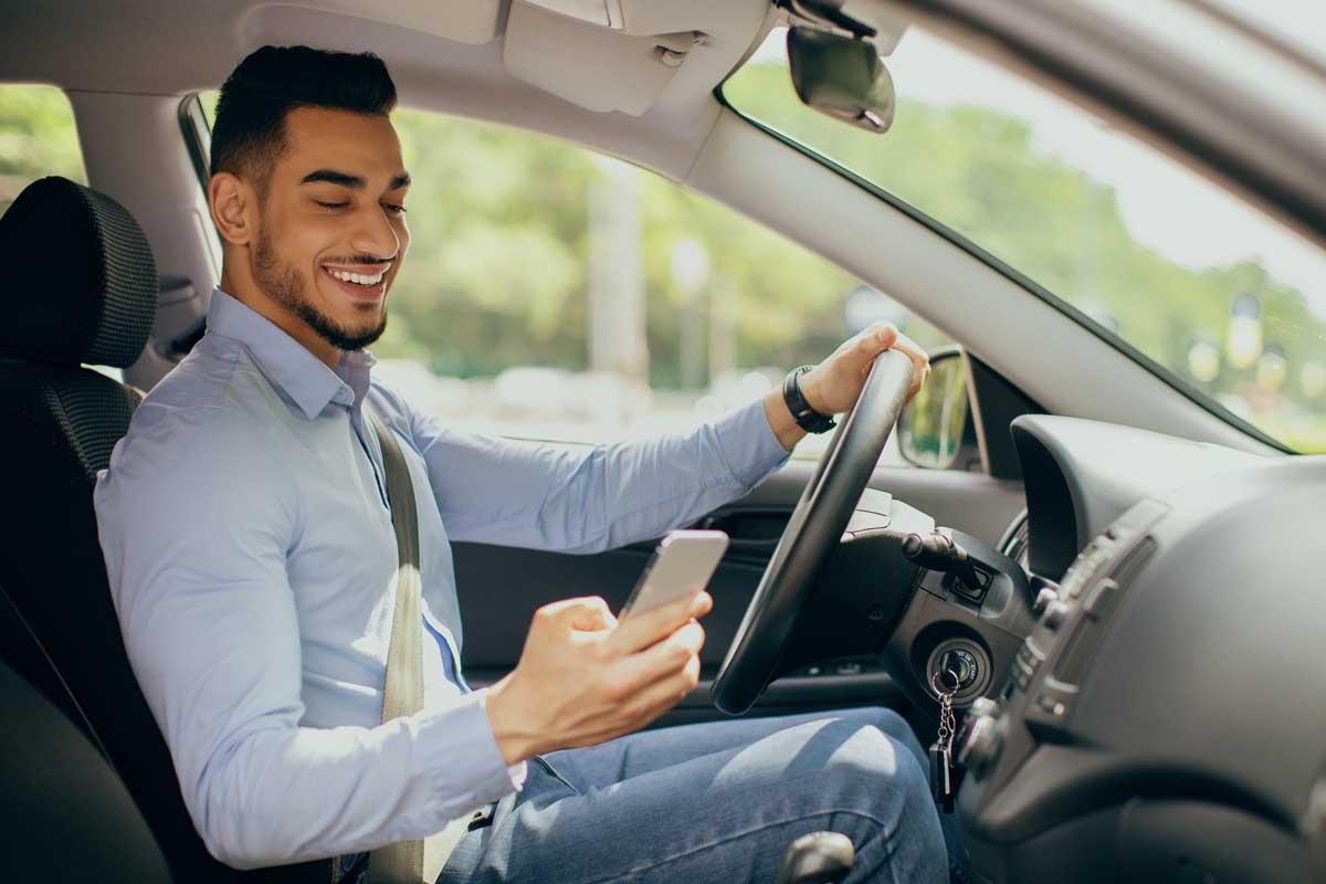 Hombre sentado en el asiento de un auto

Descripción generada automáticamente con confianza media