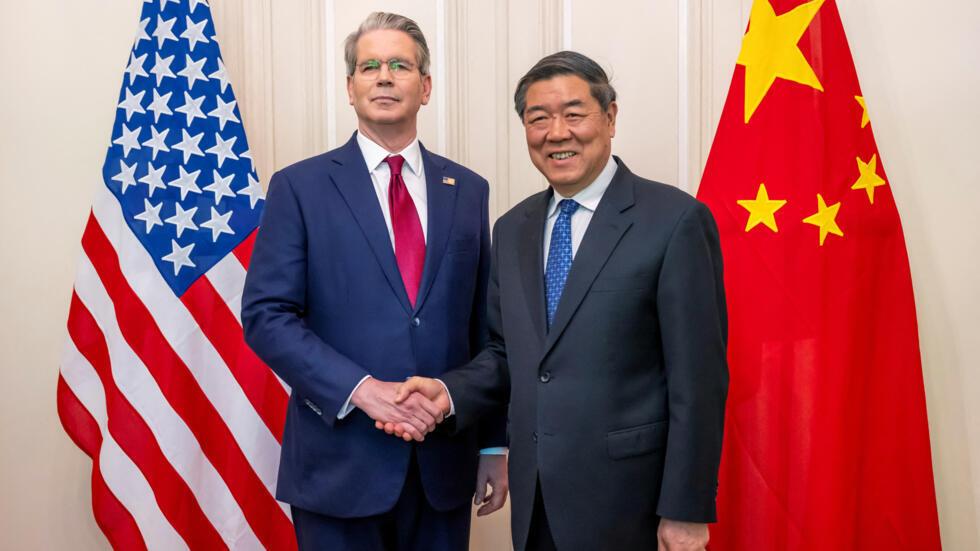 美国财政部长贝森特 Scott Bessent 2025年5月10日与中国副总理何立峰在日内瓦