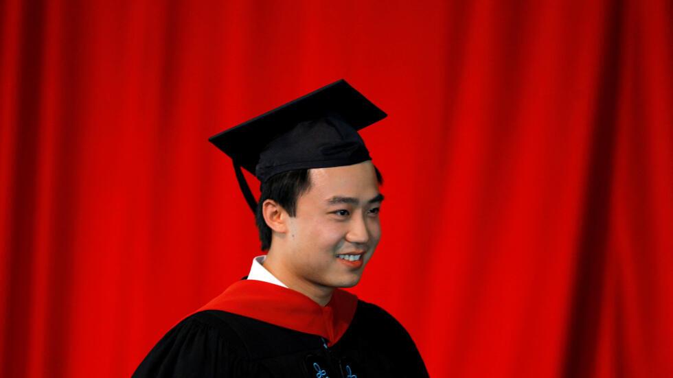 2012年5月24日，在马萨诸塞州剑桥市哈佛大学举行的第361届毕业典礼上，中国前政治局委员薄熙来之子薄瓜瓜在获得约翰-肯尼迪政府学院公共政策硕士学位后走下台。