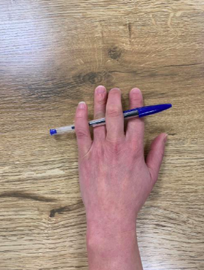 Une image contenant ongle, personne, doigt, fournitures de bureau

Description générée automatiquement