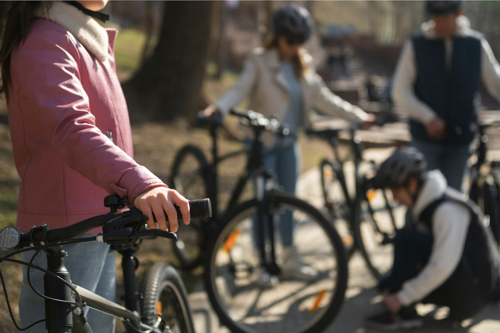 Un groupe d’amis et leur guide visitant Paris à vélo électrique