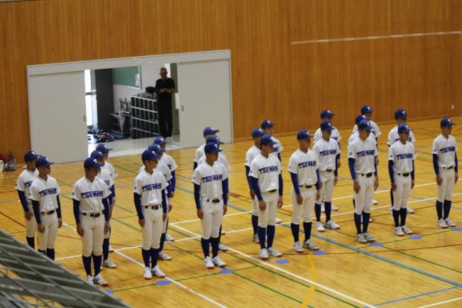屋内, 人, 立つ, グループ が含まれている画像

AI によって生成されたコンテンツは間違っている可能性があります。