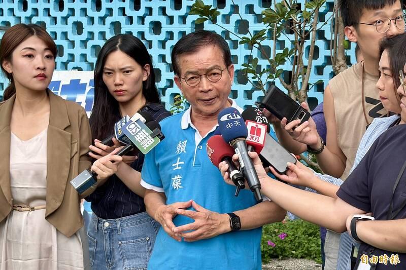 國民黨立委賴士葆28日舉行政策說明會,會前接受媒體訪問。(記者叢昌瑾攝)