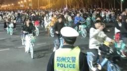 中国数千名学生骑自行车前往河南开封寻找汤包,导致郑州的一条高速公路被堵塞。(截图来自2024年11月9日发布的社交媒体视频)