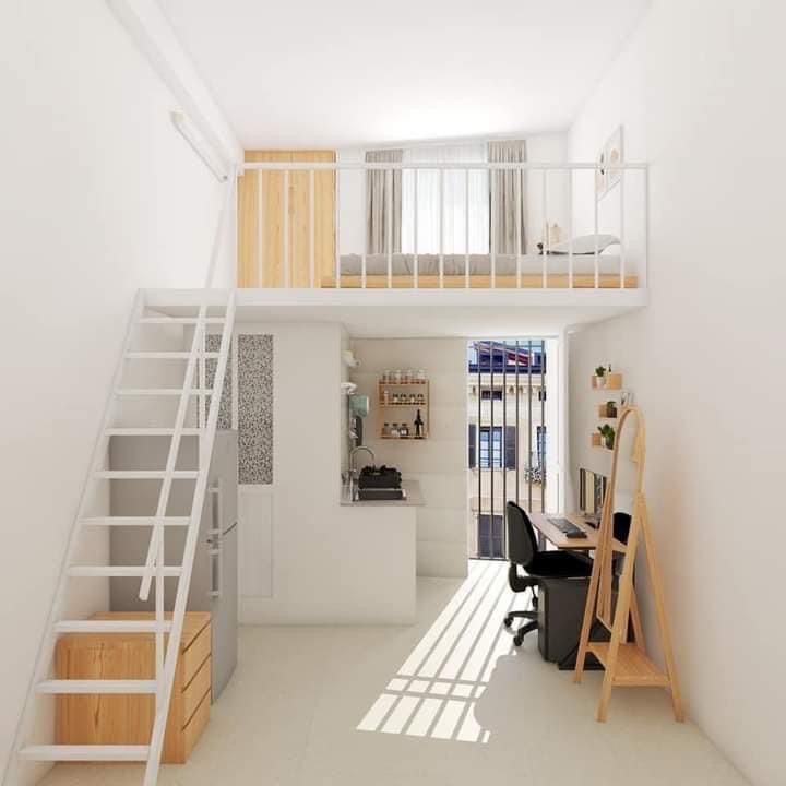 Lantai mezzanine fungsional sebagai ruang kerja atau tidur tambahan di rumah type 36 dengan langit-langit tinggi.
