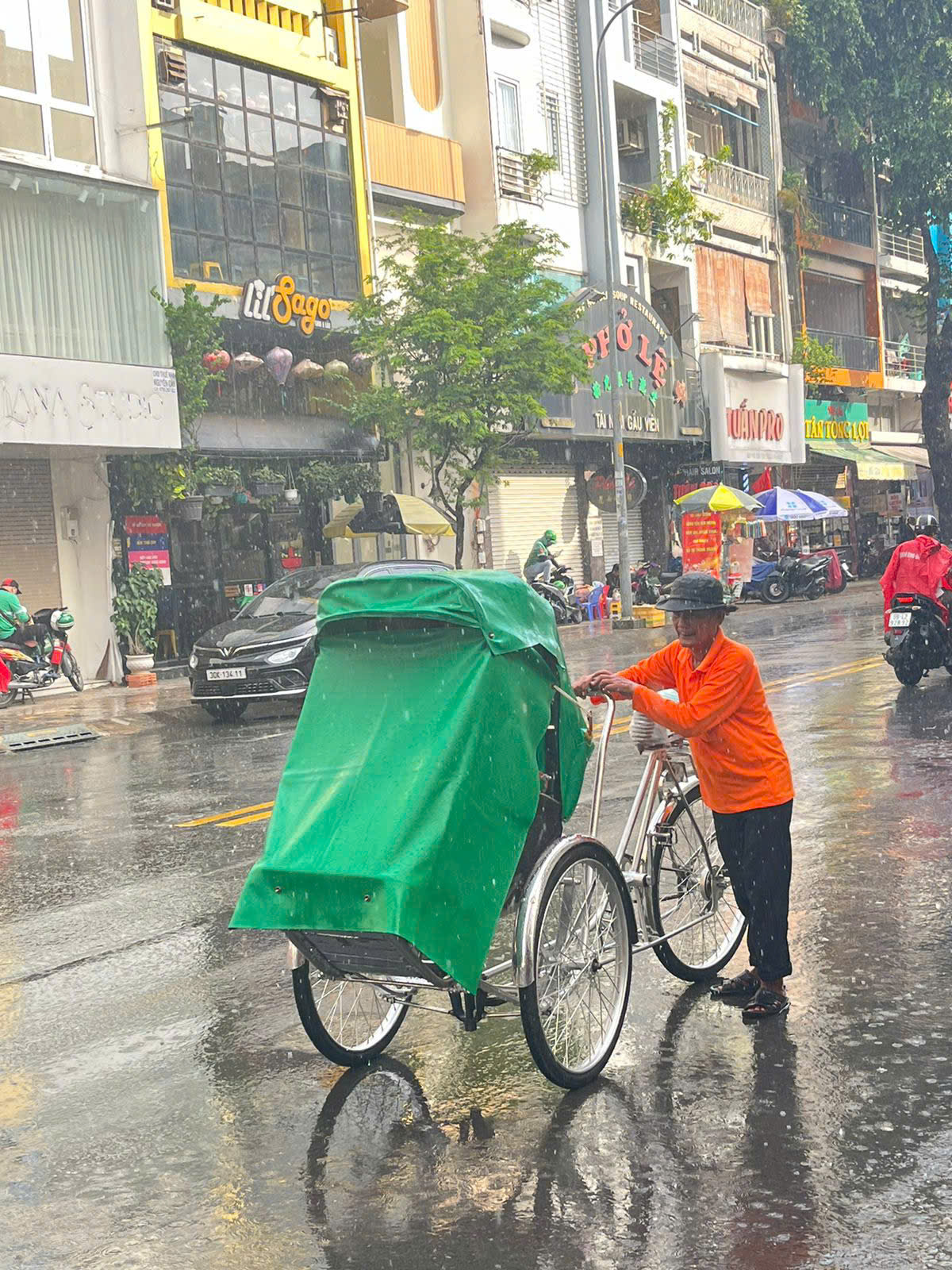 cyclo in saigon