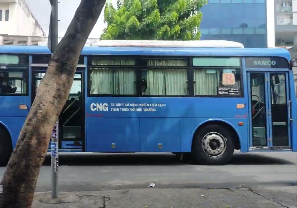 Sử dụng xe bus giúp tiết kiệm chi phí là lựa chọn của nhiều người (Ảnh: Sưu tầm internet)