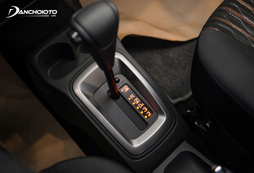 Cần số Toyota Wigo dạng thẳng, phần bệ rất đơn giản