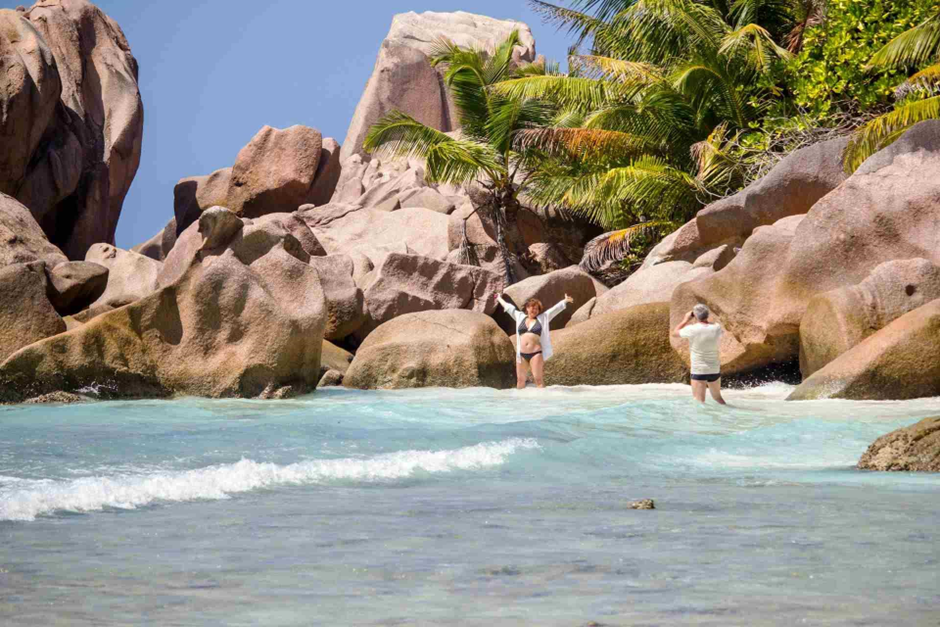 Due persone su una spiaggia alle Seychelles.