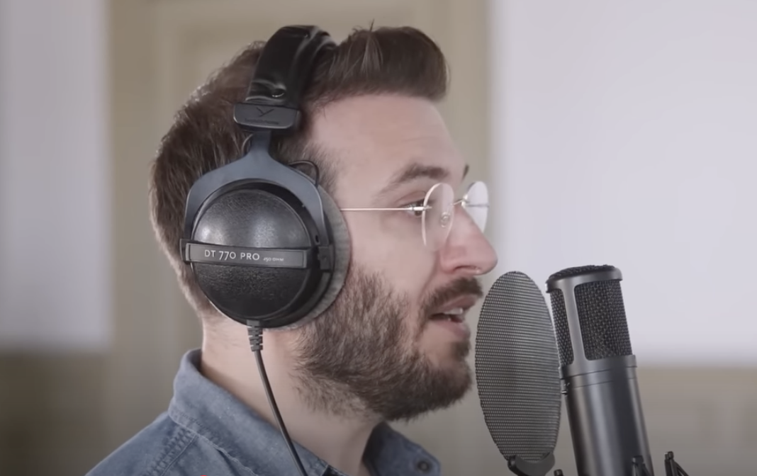 Maxence Cazorla entrain de doubler Esquie de Clair Obscur.