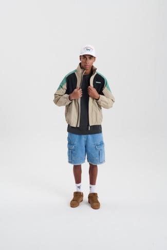 modelo em pe com blusa verde e creme