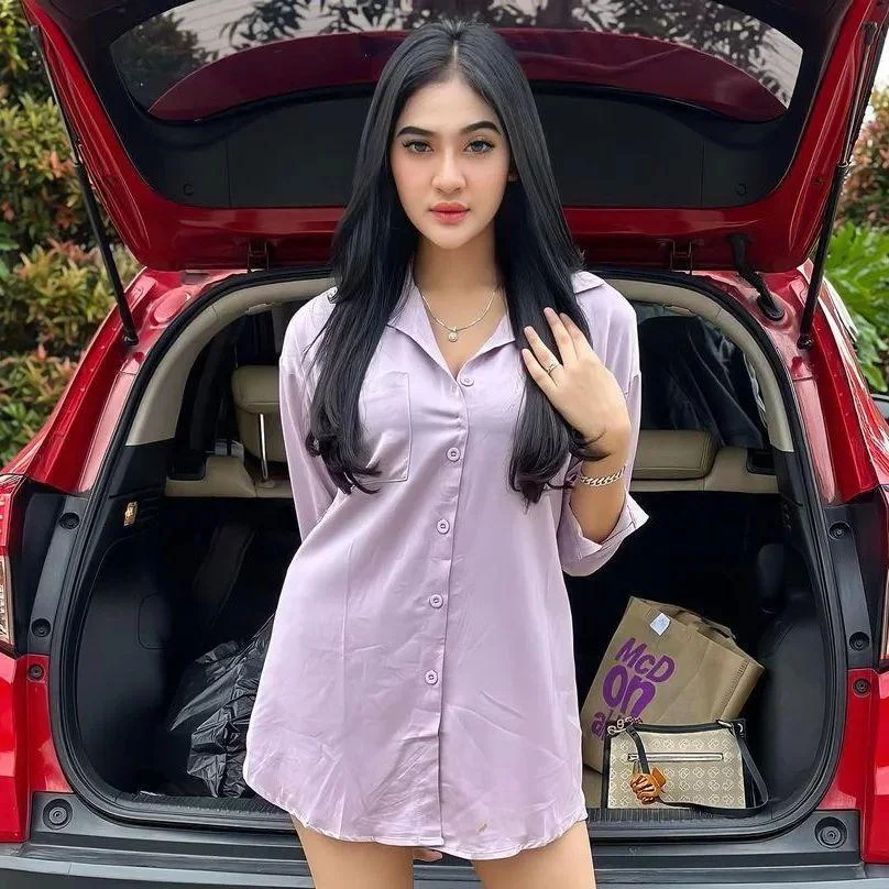 Gadis Manja Membuat Hati Meleleh, gadis manja, cewek imut, tatapan menggoda