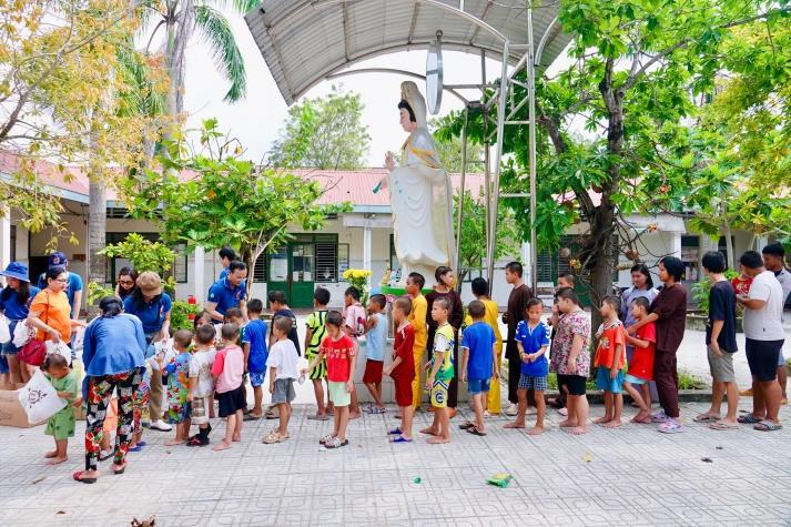 Giảng viên Khoa Tiếng Anh trao gửi yêu thương tại Mái ấm Mây ngàn (Tây Ninh) 20