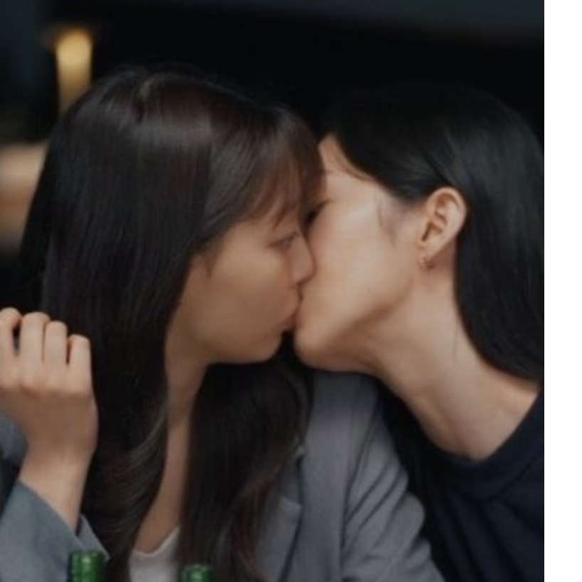 picture of  Jihyo's  and her little sis kissing