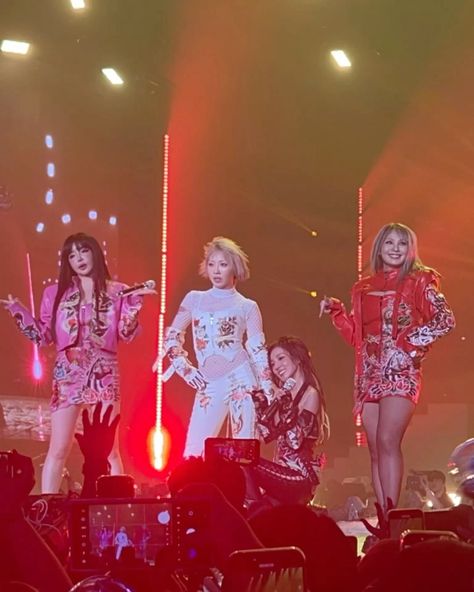  CL, Chaelin, Park Sandara, Minzy, Park Bom, YG on stage 