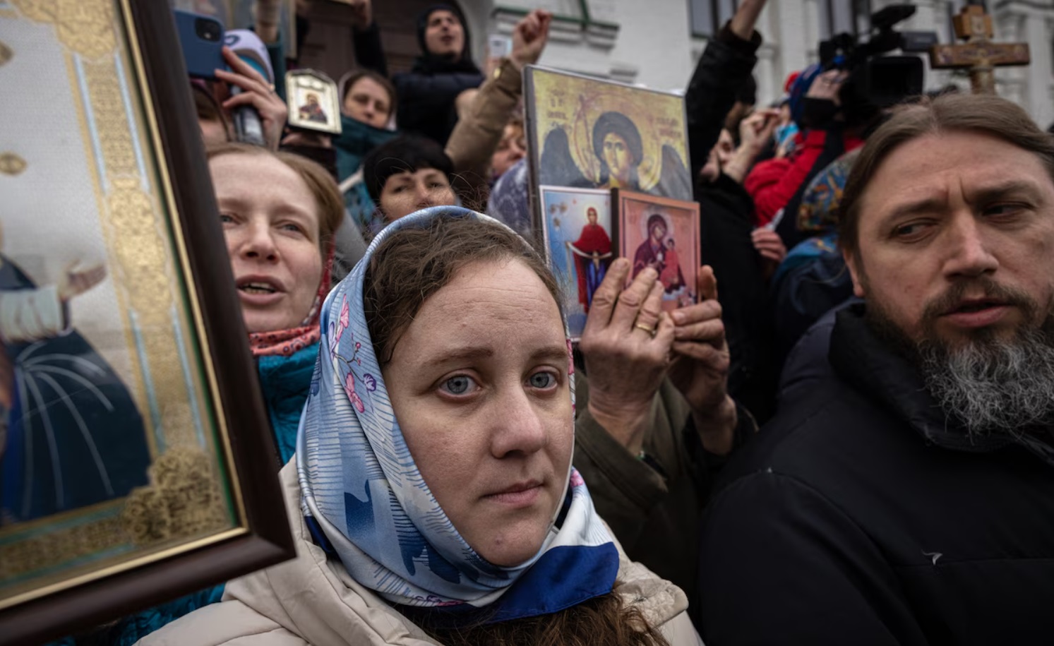 Парафіяни УПЦ моляться та блокують українським чиновникам в'їзд і виганяють священиків з Києво-Печерської Лаври в березні 2023 року