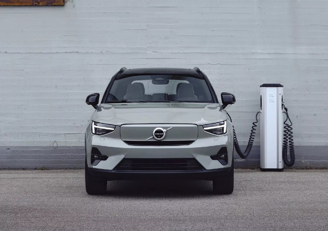 مقالة حول دعوى جماعية ضد فولفو بسبب تسارع غير متوقع في سيارات XC40 الكهربائية يهدد السلامة العامة. 