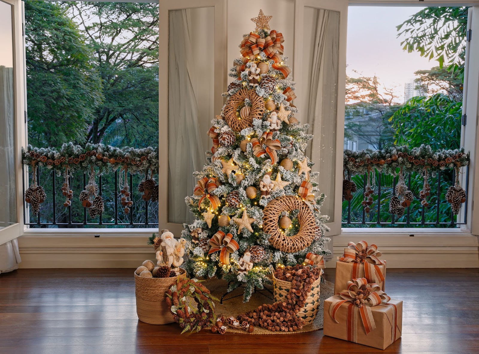 Árvore de Natal decorada no estilo rústico com presentes e enfeites em volta.