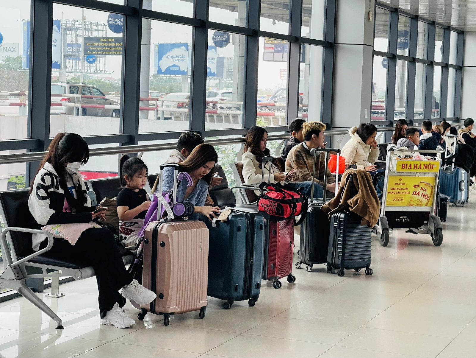 Một gia đình hạnh phúc đang ở sân bay với hành lý du lịch