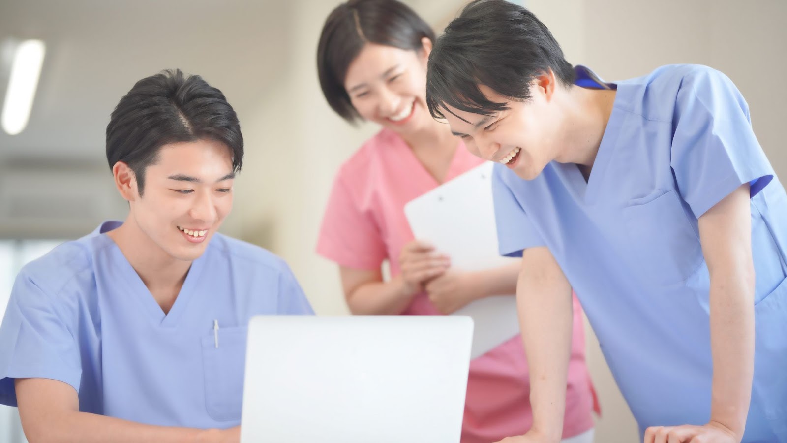 訪問看護ステーション開設に必要な3つの基準を満たす事業所で働くスタッフ
