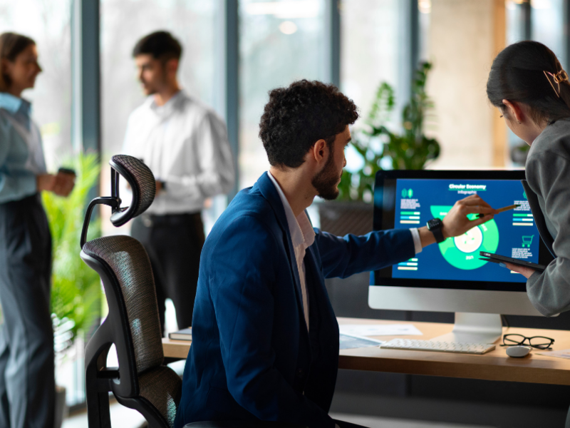 Profissionais analisando KPIs de automação de processos em tela com gráficos e dashboards em ambiente corporativo