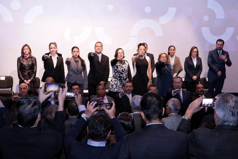 Un grupo de personas posando para una foto

Descripción generada automáticamente
